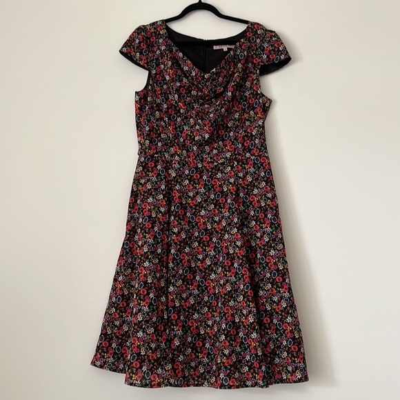 REVIEW Daisy Chain Black Floral Fit and Flare Midi Dress - Picture 2 of 14